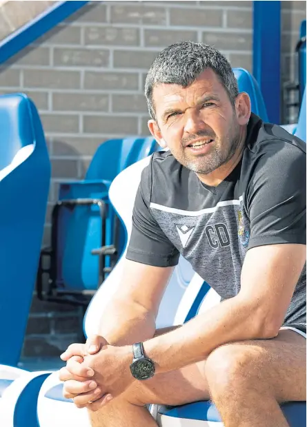  ?? Pictures: Perthshire Picture Agency. ?? Above: Callum Davidson, happy with the timetable for Saints’ return to Premiershi­p action; right: The new boss back on the training field.