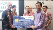  ?? DINDA JUWITA/JAWA POS ?? KOLABORASI: Direktur Consumer Banking BRI Sis Apik Wijayanto (kanan) bersama Direktur Keuangan PLN Sarwono Sudarto (kiri) di Jakarta kemarin.