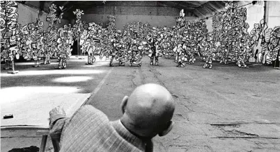  ?? (KURT WYSS) ?? Jean Dubuffet jaugeant les costumes de son spectacle «Coucou Bazar», le 7 juillet 1972.