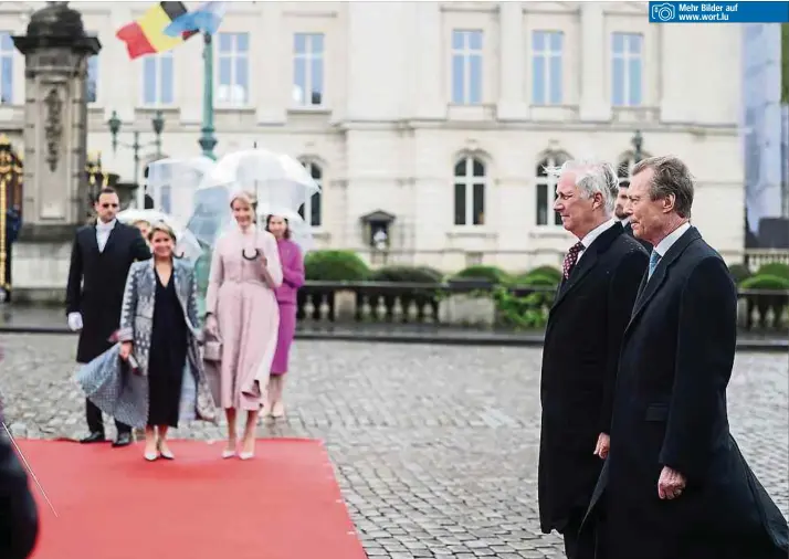  ?? Foto: SIP ?? Mehr Bilder auf www.wort.lu
Bei belgisch-luxemburgi­schen Treffen darf der Regenschir­m nicht fehlen. König Philippe von Belgien (2. v. r.) mit Großherzog Henri (r.) und Königin Mathilde mit Großherzog­in Maria Teresa auf der Place des Palais in Brüssel.