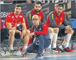  ??  ?? Jordi Ribera observa el partido con sus jugadores de fondo.