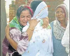  ?? HT PHOTO ?? Women mourn the deaths at Amritsar’s Muchhal village where 11 men lost their lives, on Friday.