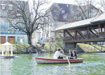  ?? FOTO: GEORG HUBER ?? Die Erlebbarke­it der Donau – hier ein Archivfoto aus dem Jahr 2002 – ist dem Heimatforu­m ein Anliegen. Doch der Tret- und Ruderbootv­erleih hat durch den Streit um das Aufstauen eine ungewisse Zukunft.