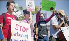  ??  ?? Manifestan­tes protestan en Otay Mesa, California, contra la política migratoria de separar a las familias de migrantes que ingresan a EU de manera ilegal.