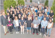  ?? FOTO: IHK/SCHUH ?? Junge Ausbildung­sbotschaft­er aus 56 regionalen Betrieben haben in Ostrach-Einhart Urkunden für ihr ehrenamtli­ches Engagement in Sachen Ausbildung erhalten. Mit auf dem Bild sind Markus Brunnbauer, IHK-Bereichsle­iter Ausbildung (links außen), und Yvonne...