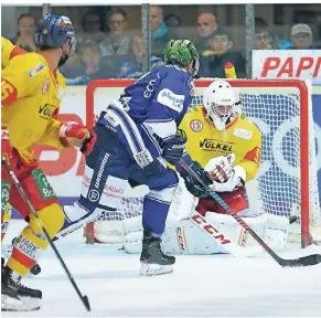  ?? FOTO: BIRGIT HÄFNER ?? Und wieder klingelt es im Tor von DEG-Goalie Fredrik Pettersson-Wentzel: Es ist das 3:1 für Iserlohn durch Jake Weidner. Auch Kevin Marshall (li.) kommt zu spät.