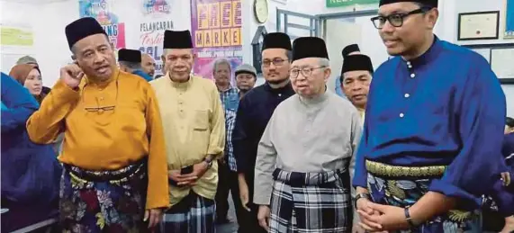  ?? [FOTO RAMLI IBRAHIM /BH] ?? Tengku Razaleigh hadir merasmikan Pejabat Khidmat DUN Galas dan Pejabat PEKA Gua Musang, kelmarin.