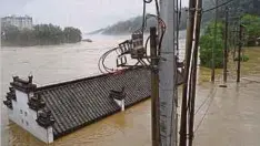  ?? ?? KEADAAN banjir yang menenggela­mkan jalan dan bangunan di Wuyuan, Wilayah Jiangxi, China. - Foto CNS/AFP/China OUT