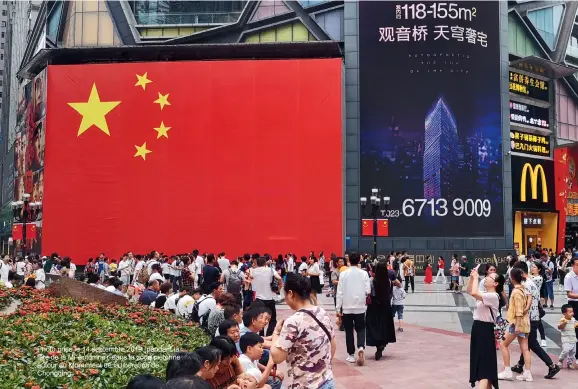  ??  ?? Photo prise le 14 septembre 2019 (pendant la fête de la Mi-Automne), dans la zone piétonne autour du Monument de la libération de Chongqing