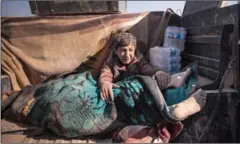  ?? SERGEY PONOMAREV/THE NEW YORK TIMES ?? A boy holds the body of his father as they arrive at a field hospital in Mosul on Wednesday.