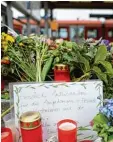  ?? Archivfoto: Andreas Gebert, dpa ?? Blumen und Kerzen erinnern an die bru tale Messeratta­cke am Grafinger Bahn hof. Im Mai 2016 wurde dort ein Mann getötet.