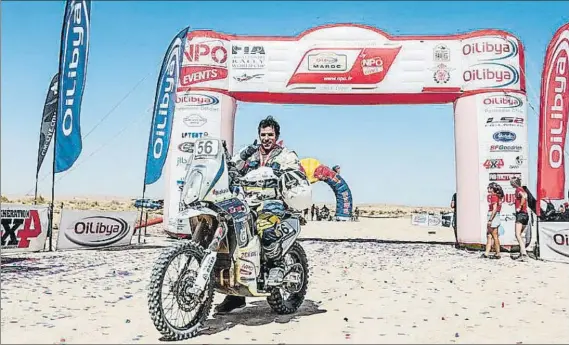  ?? FOTO: TXOMIN ARANA ?? Ante todo, optimista Txomin Arana, tras concluir una etapa del Oilibya Rally de Marruecos, prueba que disputó con la Husqvarna que montará a partir del 6 de enero en el Dakar