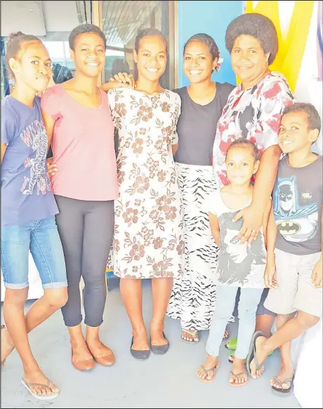  ?? Picture: FELIX CHAUDHARY ?? Vivienne Qionilase (4th from left) with her mother Sereana and siblings in Lautoka.