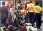  ?? (Photo AFP) ?? Par chance, un seul blessé grave est à déplorer dans cet accident qui aurait pu être beaucoup plus dramatique à cette heure de pointe.