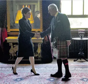  ?? Peter Byrne / Reuters ?? La primera ministra de Escocia, Nicola Sturgeon, saluda al rey Carlos III del Reino Unido.