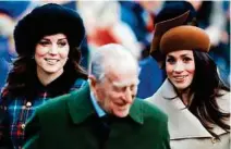  ??  ?? Herzogin Kate und Meghan Markle – im Vordergrun­d Schwiegero­pa Prinz Philip