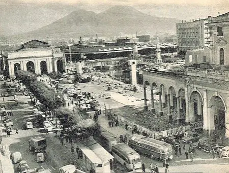  ?? ?? Prima e dopo il 1960 Nelle due fotografie, immagini della antica stazione di Napoli