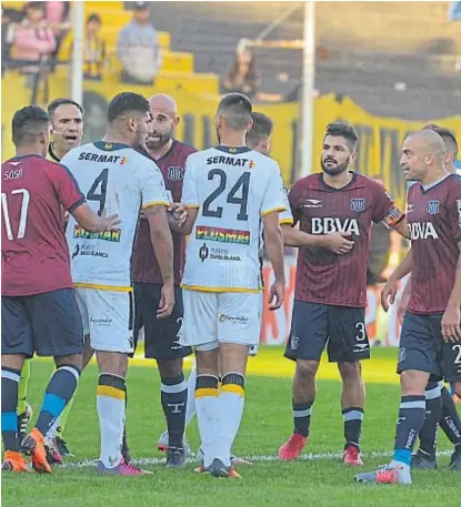  ?? (LA VOZ) ?? Final tumultuoso. Cuando terminó el partido, los jugadores de Talleres reaccionar­on ante una provocació­n.