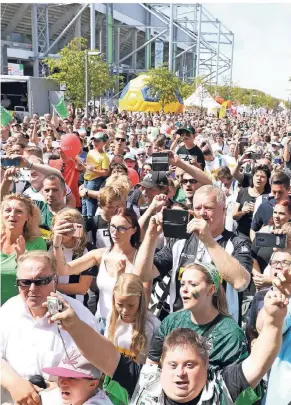  ?? FOTO: D. ILGNER ?? Saisoneröf­fnung in Mönchengla­dbach: Vor der großen Bühne am Borussia-Park sorgen Anhänger des Klubs für eine imposante Fanmeile.