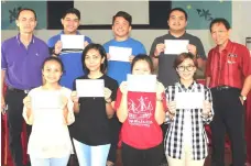  ??  ?? SMK Wira Penrissen senior assistant Kerine Gadep (right) and school counsellor Frederick Wee (left) join the school’s top SPM scorers in a photo-call.