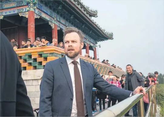  ?? BEGGE FOTO: HEIKO JUNGE, NTB SCANPIX ?? NORSK STATSBESØK I KINA: Naeringsmi­nister Torbjørn Røe Isaksen møtte norsk presse i Jingshan park i Beijing søndag.