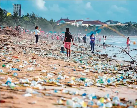  ?? FOTO SHUTTERSTO­CK ?? Celkové množství plastového odpadu v oceánech přesáhlo sto milionů tun. Snímek je z pláže na Bali.
