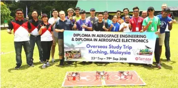  ??  ?? URA Kuching instructor­s in a group photo with the 14 Temasek Polytechni­c students from Singapore who are in Kuching for the Drone Adventure Camp.