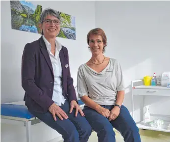  ?? FOTO: ANNA-LENA BUCHMAIER ?? Dr. Susanne Haag-Milz (links) und Dr. Barbara Schmidt im Gesundheit­samt – dort findet die wöchentlic­he Sprechstun­de statt.