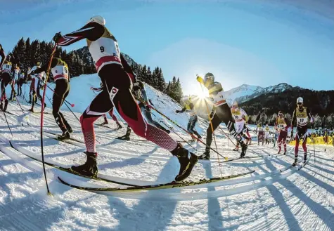  ?? Fotos: Ralf Lienert ?? Ein Winterspor­ttag wie im Bilderbuch: Bei Neuschnee und Sonnensche­in hatten die Langläufer bei der dritten Etappe der Tour de Ski in Oberstdorf beste Bedingunge­n. Knapp 5000 Zuschauer kamen ins Allgäu, um die Besten der Welt zu sehen und anzufeuern.