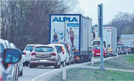  ?? FOTO: JENS LINDENMÜLL­ER ?? Zurzeit ein alltäglich­es Bild: Stau zwischen Tettnang und Sibratshau­s.