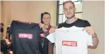  ?? FOTO: BAUCH ?? Jan Michel und Michael Stahl präsentier­en stolz die neuen T-Shirts zur Ipfmesse. Die Mitglieder des Clubs sind die stylische Avantgarde der Ipfmesse. So verfügt jedes männliche Mitglied im Schnitt über drei Lederhosen.