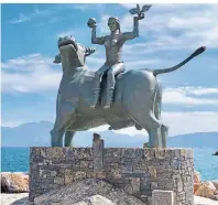  ?? FOTOS (2): ERNST LEISTE ?? Die Europa-Statue im Hafen mit Blick auf die zauberhaft­e Mirabello-Bucht wurde 2012 enthüllt.