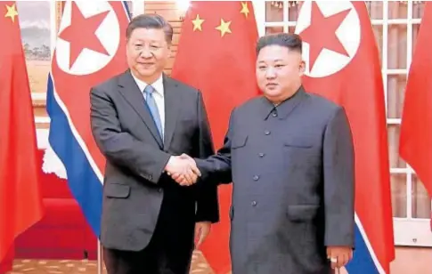  ?? // AFP ?? Xi Jinping (izquierda) con el líder norcoreano Kim Jong-un durante una reunión en Pyongyang en 2019