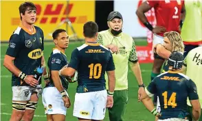  ?? GETTY IMAGES ?? Watergate: Erasmus speaks to players during a drinks break