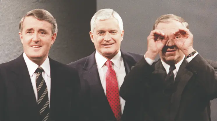  ?? FRED CHARTRAND / THE CANADIAN PRESS FILES ?? Ahead of the 1988 French-language federal leaders debate in Ottawa, NDP Leader Ed Broadbent mugs for the cameras with Mulroney, and Liberal Leader John Turner.