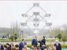  ?? AP ?? ALTERNATIV­A. Líderes de 30 países conversan frente al Atomium, durante la cumbre sobre energía nuclear