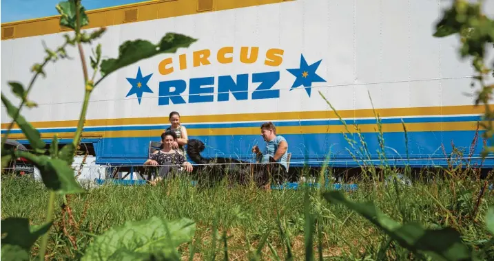  ?? Fotos: Christoph Lotter, Ulrich Wagner ?? Tatenloses Herumsitze­n fällt Ernst Renz und seiner Familie schwer. Doch seit Mitte März prägt genau das ihren Alltag. Der Zirkus ist in Rain am Lech gestrandet.