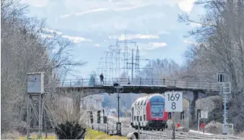  ?? FOTO: ROLAND BEER ?? Bald ein historisch­es Bild: Im Zuge der Südbahnele­ktrifizier­ung wird die Schenkenwa­ldbrücke zwischen Baindt und Staig von 11. bis 13. März abgebroche­n. Ob es je wieder eine Schenkenwa­ldbrücke geben wird, ist noch offen.