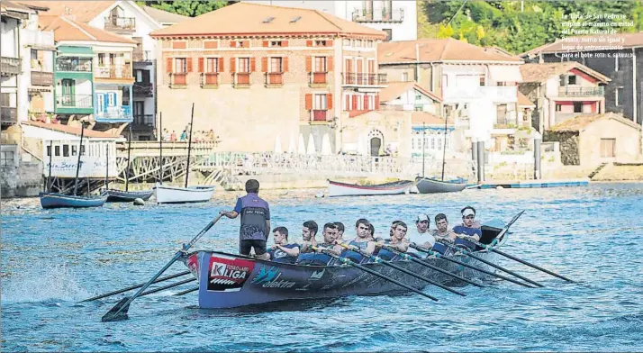  ?? FOTO: G. GARAIALDE ?? La ‘Libia’ de San Pedro se emplea al máximo en mitad del Puerto Natural de Pasaia, marco sin igual y lugar de entrenamie­nto para el bote