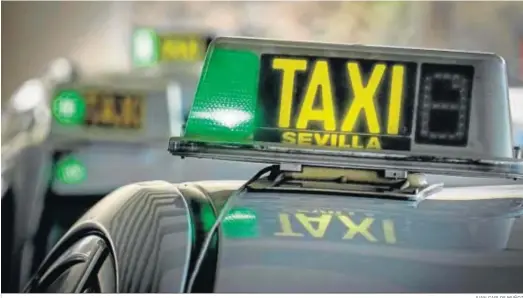  ?? JUAN CARLOS MUÑOZ ?? Taxis aparcados con la luz verde que indica que el vehículo está libre para el usuario.