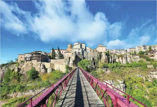  ?? TURISMO CASTILLA-LA MANCHA / DAVID BLÁZQUEZ ?? Vista de Cuenca desde el puente de San Pablo, una de las estampas más emblemátic­as de Castilla-La Mancha