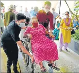  ?? BACHCHAN KUMAR/HT PHOTO ?? A vaccine beneficiar­y being assisted at ESIS Hospital, Vashi, on Monday.