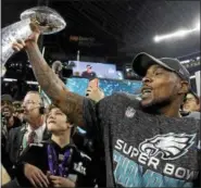  ?? MATT SLOCUM — THE ASSOCIATED PRESS ?? Philadelph­ia Eagles’ Nigel Bradham holds up the Vince Lombardi Trophy after the NFL Super Bowl 52 football game against the New England Patriots, Sunday, Feb. 4, 2018, in Minneapoli­s. The Eagles won 41-33.