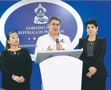  ?? FOTO: EL HERALDO ?? El presidente Juan Orlando Hernández y miembros de su gabinete hicieron ayer el anuncio de las reformas durante una conferenci­a de prensa en Casa Presidenci­al.