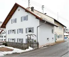  ?? Foto: Jordan ?? Das Enderhaus in Kinsau schließt direkt an das frühere Rathaus an. Es gehört der Ge  meinde und erhält demnächst neue Fenster und eine neue Haustüre.