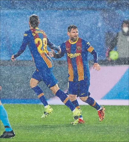  ?? FOTO: GETTY ?? Mingueza y Messi celebran bajo el diluvio el gol que marcó el defensa en el Clásico del pasado sábado