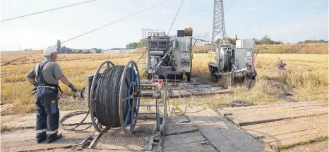  ?? FOTO: AMPRION ?? Austausch von Leiterseil­en: Im Oktober beginnen die Arbeiten an der Trasse Reutlingen-Herberting­en.