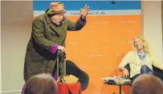  ?? FOTO: BABETTE CAESAR ?? Comedian Bernd Kohlhepp und Notärztin Lisa Federle brachten das Format Lesung in Ravensburg einmal anders auf die Bühne.