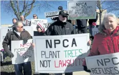  ?? BILL SAWCHUK/STANDARD STAFF ?? Protestors greet board members outside the Niagara Peninsula Conservati­on Authority building in Welland Wednesday.