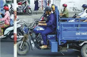  ??  ?? Vous faites tout un plat avec la Yamaha NIKEN. Ce système de double fourche et les 3 roues, existent depuis longtemps en Asie, la preuve en image… Pour la sophistica­tion, OK, c’est différent ! Úúchristia­n